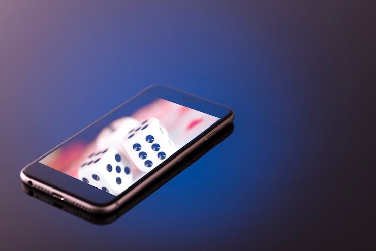 Pengguna membaca syarat bonus dari ponsel